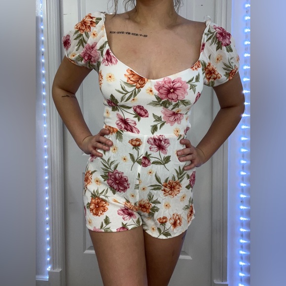 Backless floral romper - Picture 1 of 3